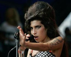 Iâm So Hood: Winehouse and Fan Scuffles (Video)
