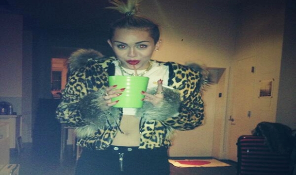 Miley Cyrus Announces North American Tour, Slides On Albums Chart