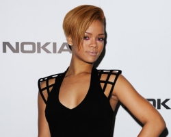 Rihanna Set To Logon With Circuit City Fans, Singer Set To Hold Live Forum