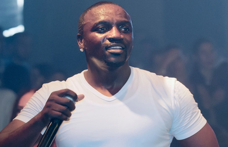Akon Calls Out Snooping Girlfriend On (Potential) Leak, ‘Going Thru My Phone’