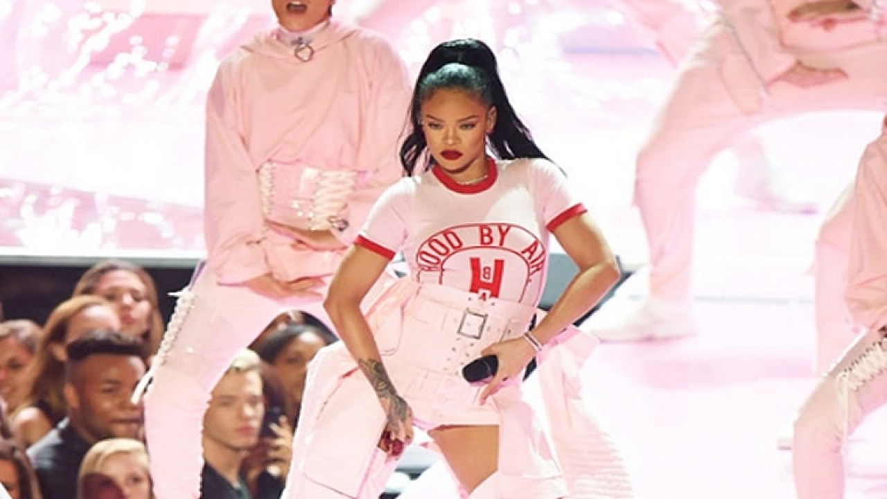 Rihanna Celebrates Video Vanguard Award With Four Performances At 2016 Vmas Shares Tender Moment With Drake Singersroom Com