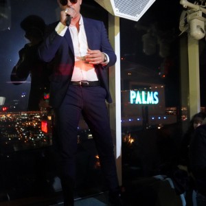 Robin Thicke Performs at APEX Social Club at PALMS Casino Resort in Las Vegas to Kick Off NYE Weekend
