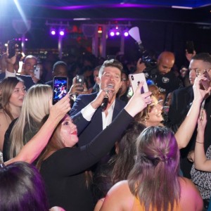 Robin Thicke Performs at APEX Social Club at PALMS Casino Resort in Las Vegas to Kick Off NYE Weekend