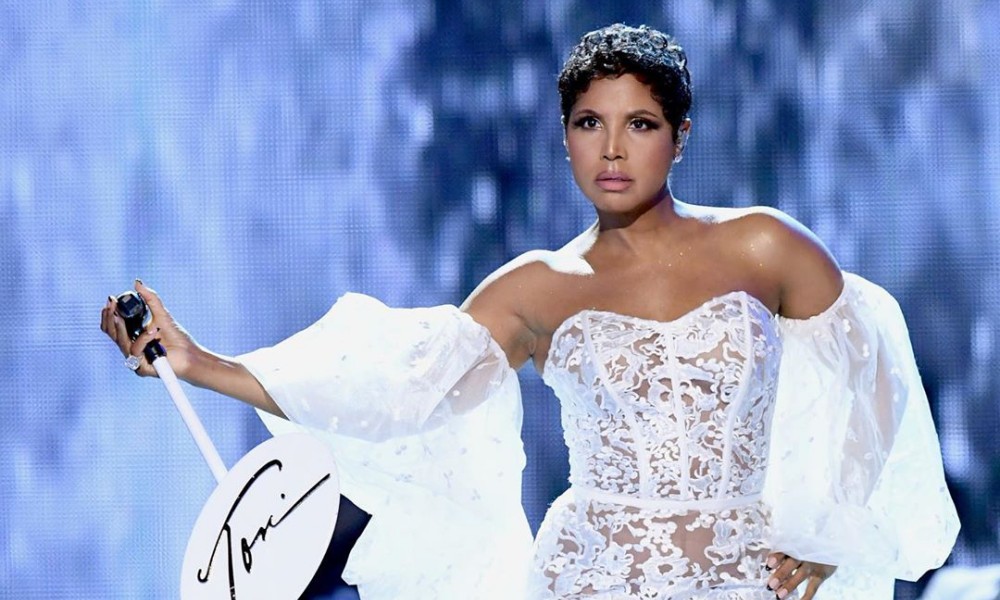 Toni Braxton Wows With First AMAs Performance in 25 years