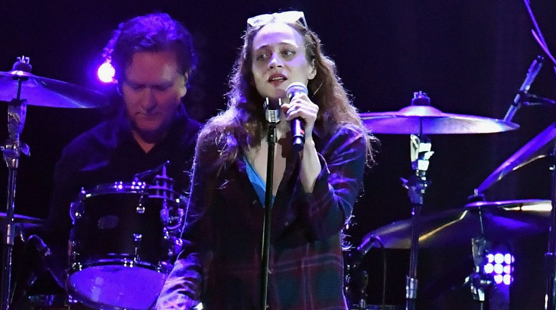 10 Best Fiona Apple Songs of All Time - Singersroom.com