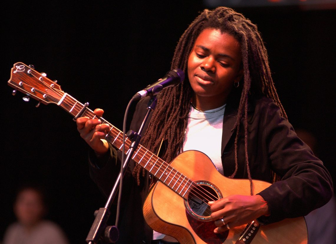 10 Best Tracy Chapman Songs of All Time - Singersroom.com