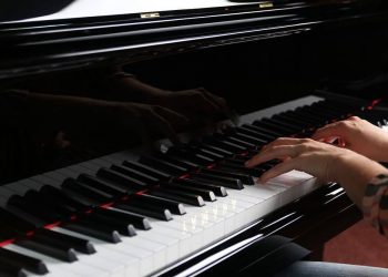 20 Famous Easy Pop Songs on Piano