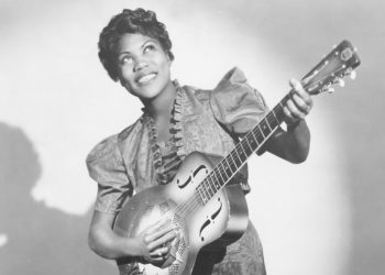 20 Famous Female Guitar Players