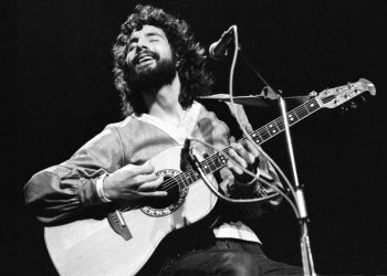 20 Famous Male Singers of the 1970s