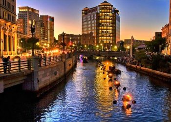 20 Famous Singers from Rhode Island