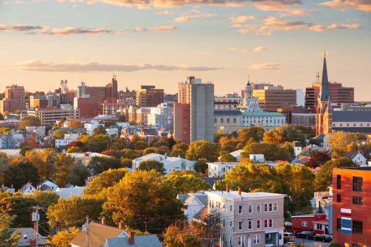 10 Famous Singers from Maine