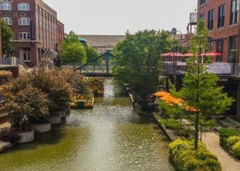 10 Famous Singers from Oklahoma