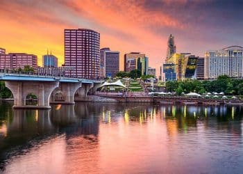 10 Famous Singers from Connecticut