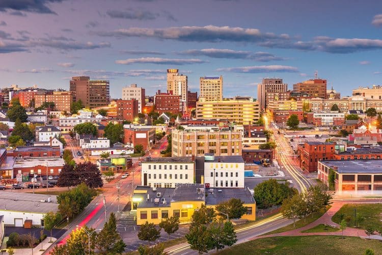 10 Famous Singers from Maine