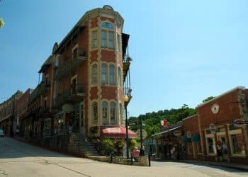 10 Famous Singers from Arkansas