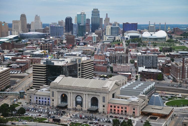 10 Famous Singers from Kansas