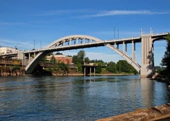 10 Famous Singers from Oregon