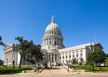 10 Famous Singers from Wisconsin