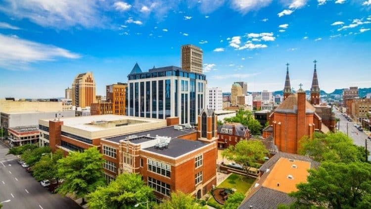 10 Famous Singers from Alabama