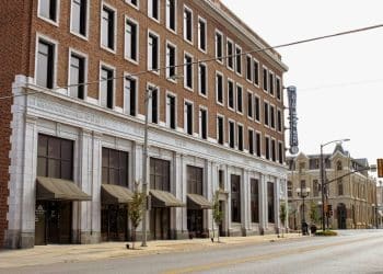 10 Famous Singers from Arkansas