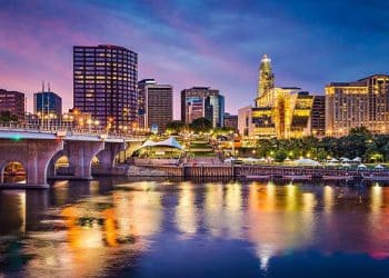 10 Famous Singers from Connecticut