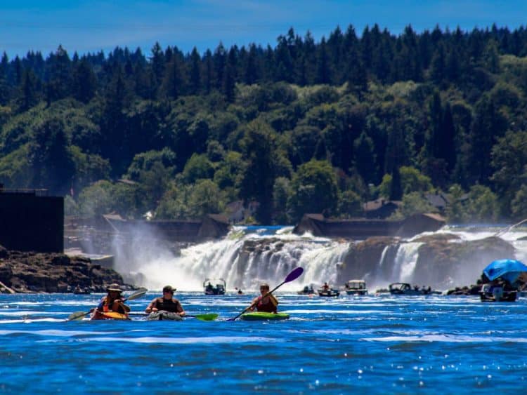 10 Famous Singers from Oregon