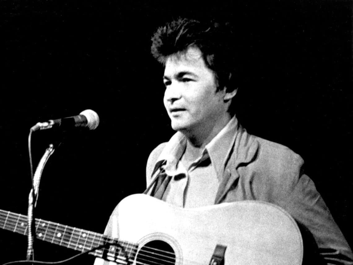 15 Best Folk Music Singers of All Time
