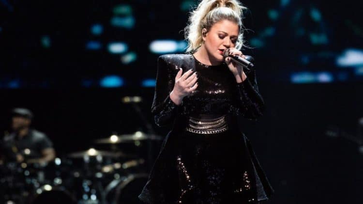 10 Best Kelly Clarkson Songs of All Time - Singersroom.com