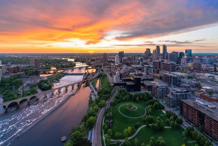 10 Famous Singers from Minnesota