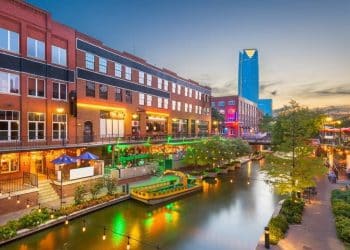 10 Famous Singers from Oklahoma