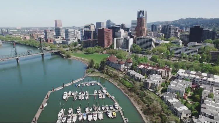 10 Famous Singers from Oregon