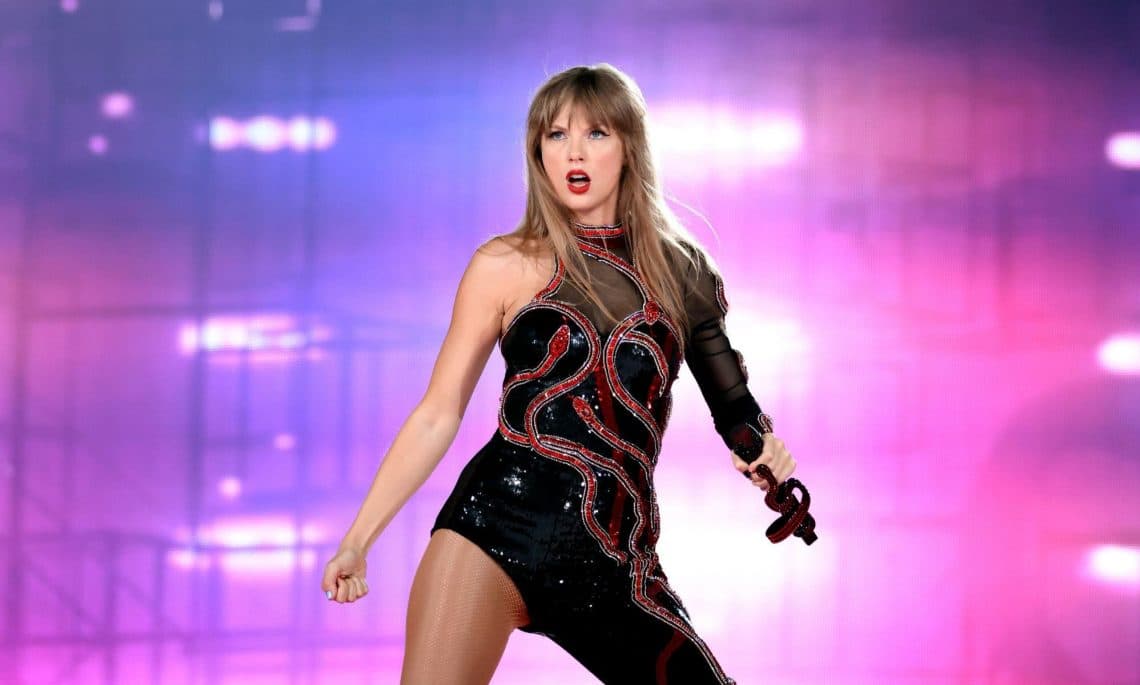 10 Best Taylor Swift Songs of All Time - Singersroom.com