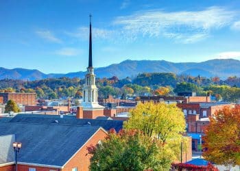 10 Famous Singers from Tennessee