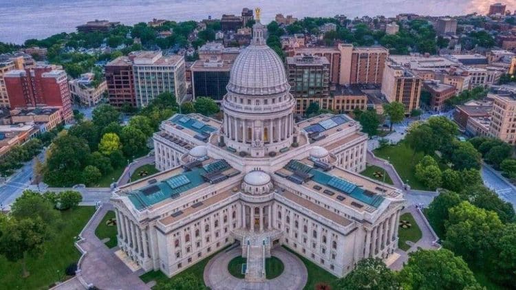 10 Famous Singers from Wisconsin