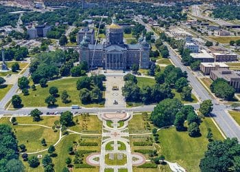 10 Famous Singers from Iowa