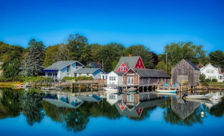 10 Famous Singers from Maine