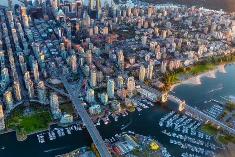 10 Famous Singers from Canada