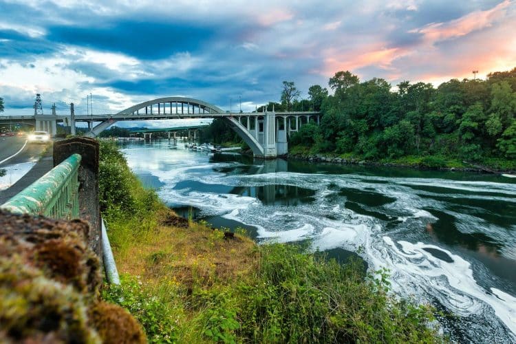 10 Famous Singers from Oregon