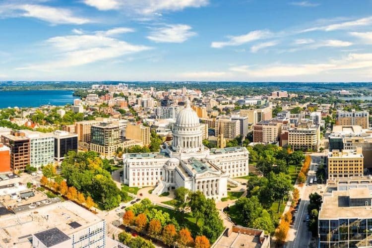 10 Famous Singers from Wisconsin