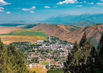 10 Famous Singers from Wyoming