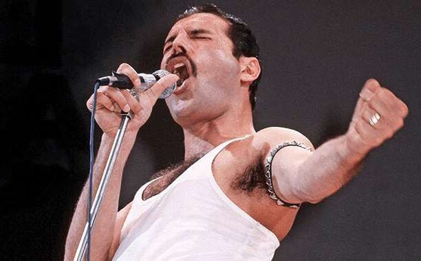 Top 10 Famous Male Singers of the 70s You Need to Know