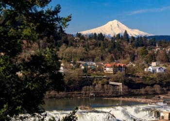 10 Famous Singers from Oregon