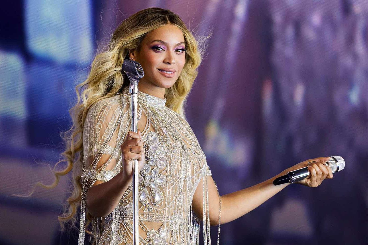 Beyonce sings live, dominates Super Bowl XLVII halftime