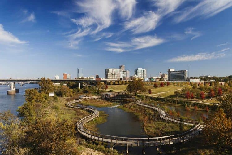 10 Famous Singers from Arkansas