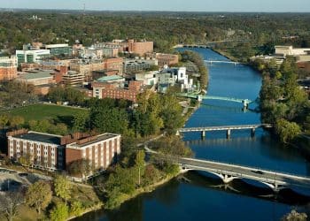 10 Famous Singers from Iowa