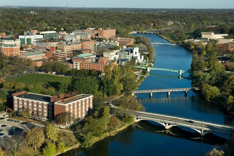 10 Famous Singers from Iowa