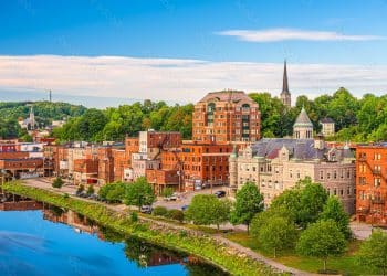 10 Famous Singers from Maine