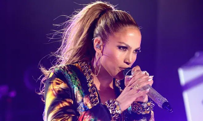 Jennifer Lopez dances besides Ben Affleck at Super Bowl 2022 - Articles