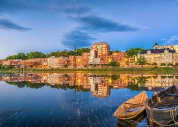 10 Famous Singers from Maine