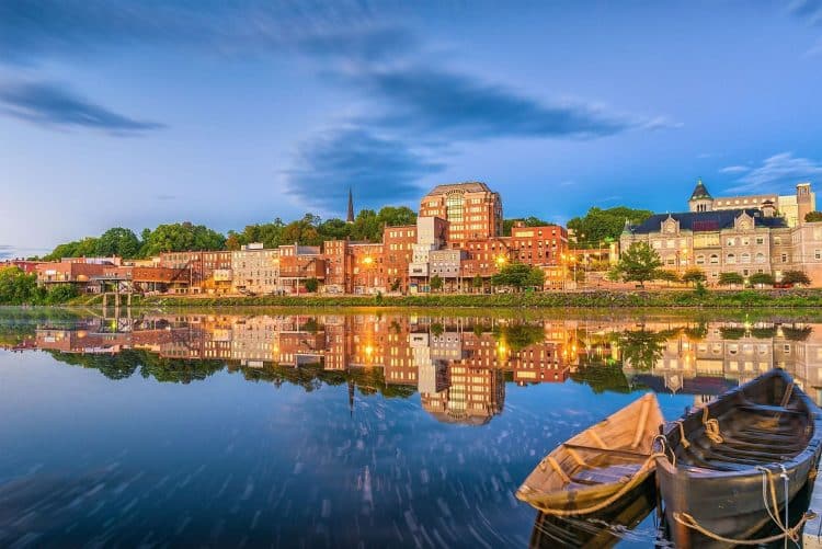 10 Famous Singers from Maine